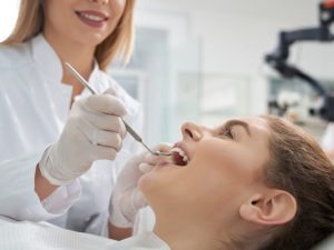 dentist checkin patient's oral cavity